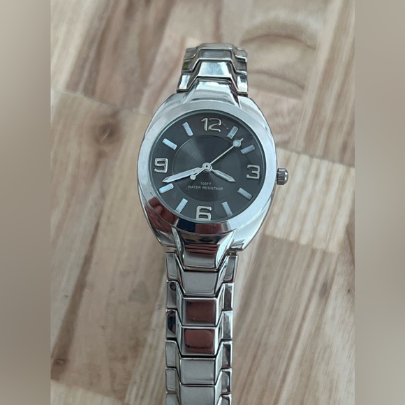 Stainless Ladies Watch Black Dial Stainless Luminous Hands Markers - Picture 4 of 13